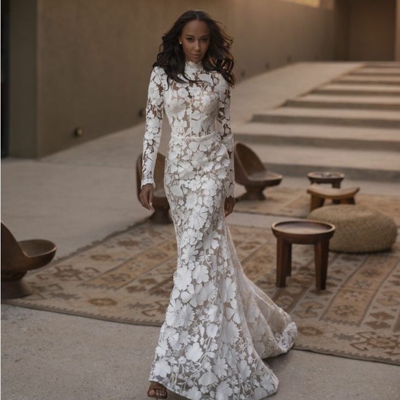 Satori - Floral appliqué Wedding Gown - Picture 4 of 7